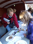 Gissa innehållet av fullkorn i olika produkter – Cornelia Witthöft från SLU förklarar under ForskarFredag 2011 på Skansen. Foto: Sofia Ljungman, SLU