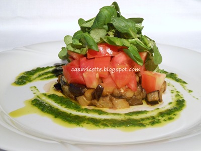 lcdr melanzane calde, pomodori freschi e soncino croccante, contornati da un frullato di rucola