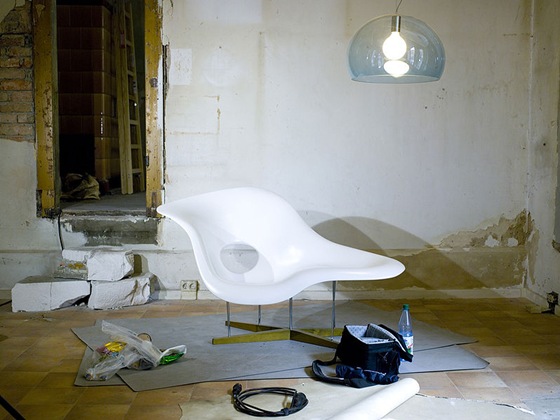 [798px-La_Chaise_by_Charles_and_Ray_Eames_and_FLY_by_Ferruccio_Laviani%255B5%255D.jpg]