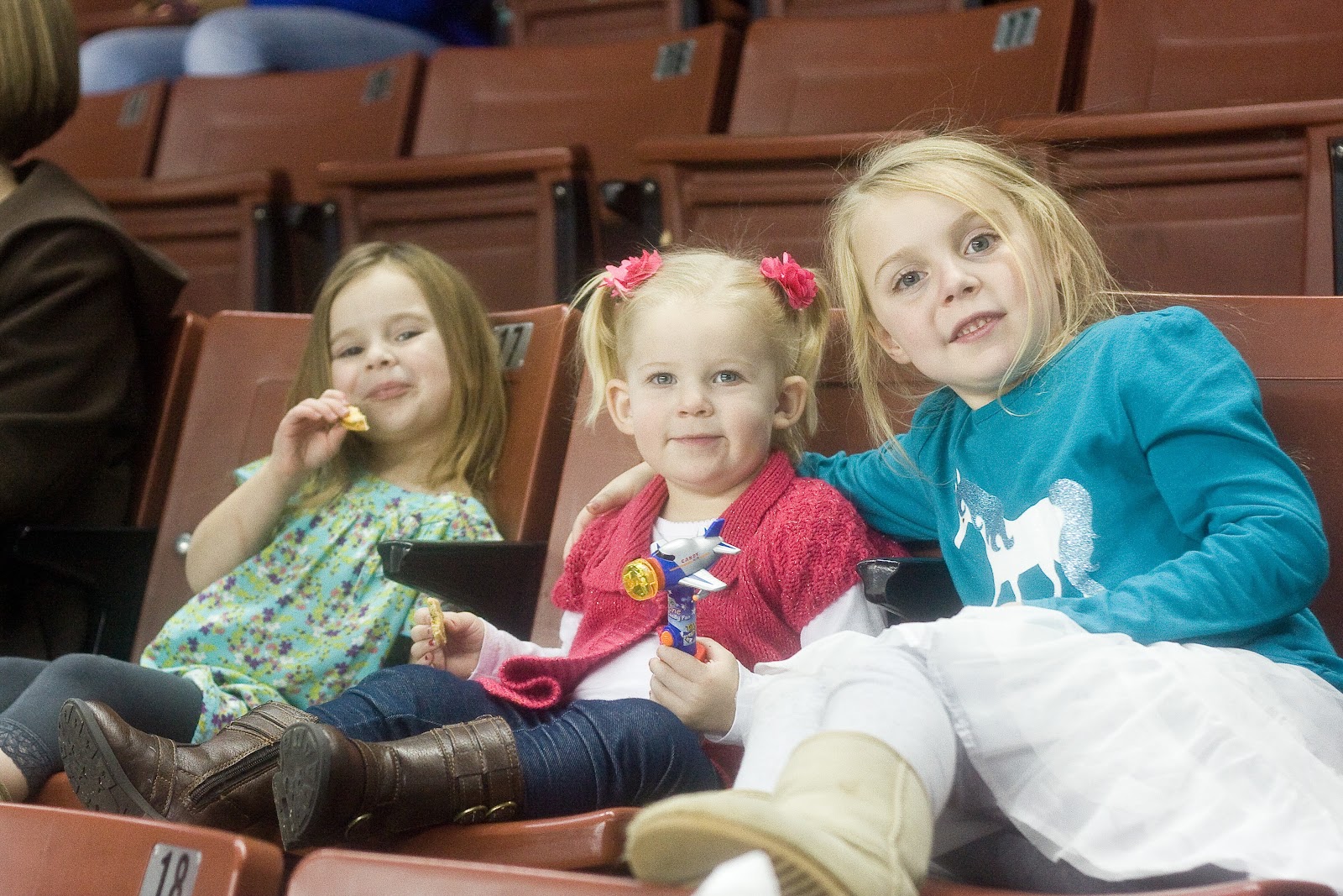 [12%252031%252012_hockey%2520game%2520tess%2520jaycee%2520soph%255B4%255D.jpg]