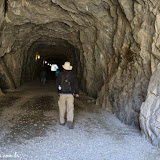 Cruzando o túnel escavado na rocha, em Hetch Hetchy - Yosemite National Park, California, EUA