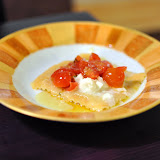 Ravioli au fromage, herbes, tomates, vinaigrette citronnée. Très frais, très bon.