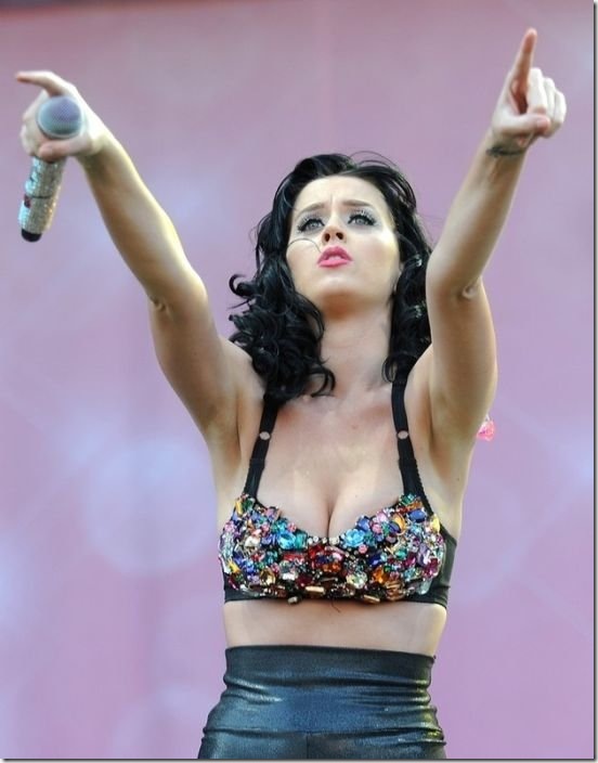 katy-perry-breasts-292c3b
