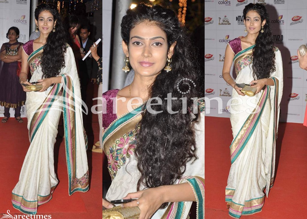 [Off_White_Saree_with_Cap_Sleeves_Blouse%255B4%255D.jpg]