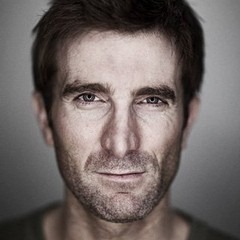Sharlto Copley az Oldboy feldolgozásban és az Open Grave-ben