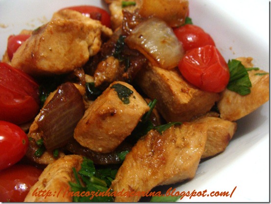 cubos-de-frango-grelhados-com-tomatinhos-e-cebola-.JP2 cubos-de-frango-grelhados-com-tomatinhos-e-cebola-.JP2