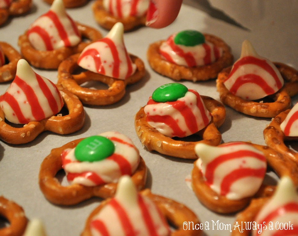 [M%2526M%2520Peppermint%2520Kissed%2520Pretzels%25201%255B5%255D.jpg]