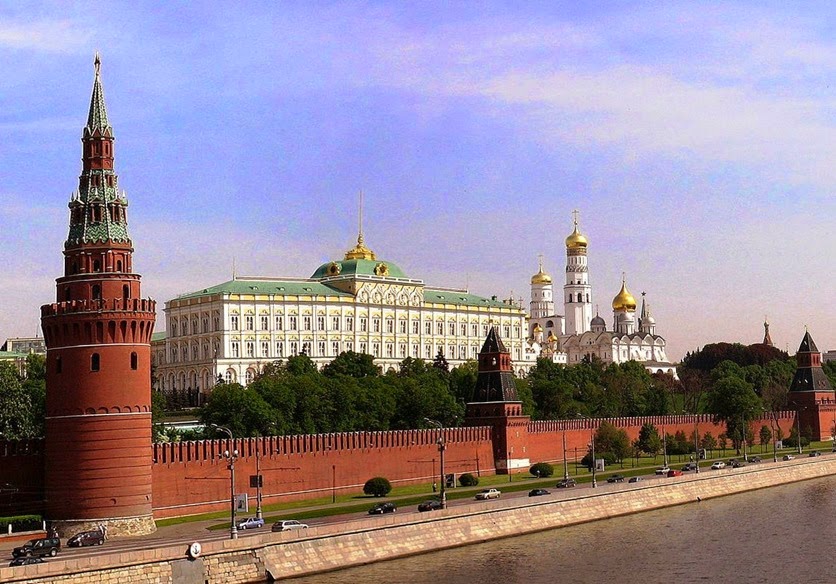 [1280px-Moscow_Kremlin_from_Kamenny_bridge%2520B%255B3%255D.jpg]