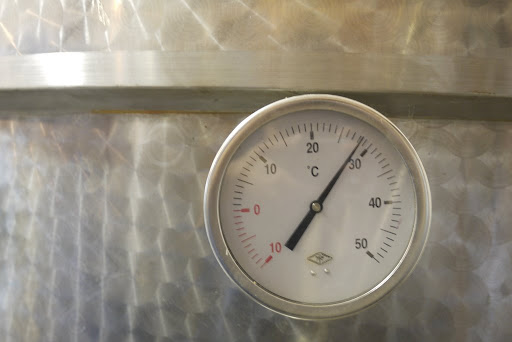 Cascina Fino的釀酒鋼桶
可看到發酵作業是接近28~29度之間，手摸其桶還真是有點溫溫的感覺，不使用任何人工酵母如同其自然作風來進行發酵，抽汁作業作業初始是每五小時進行一分鐘，後期每三小時進行兩分鐘並都是24小時在作業的。