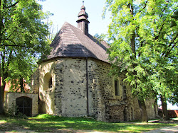 Zu den seltenen gotischen Bauwerken der Stadt gehört auch sicherlich auch die Veitskirche, die im Osten von Jemnice zu finden ist. Mitte des 15. Jahrhunderts war die Kirche Teil des Franziskanerklosters, das Interieur stammt aber aus dem 18. Jahrhundert. Das Kloster befand sich im Norden der Kirche. Noch heute heißt die Umgebung der Kirche "U kláštera" – „beim Kloster“.