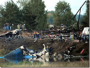 Workers of Russia's Ministry of Emergency Situations inspecting the wreckage of the Yak-42 aircraft that crashed during take-off near the Tunoshna Airport, Yaroslavl Region. The plane was heading to Minsk with the Yaroslavl's ice hockey team Lokomotiv on board. (RIA Novosti/Grigory Sysoev)