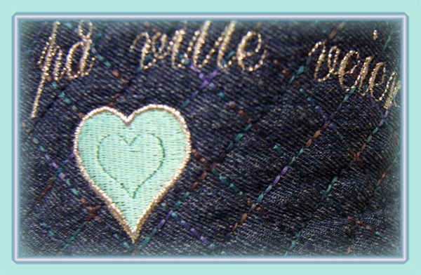 CrossHatch digitized with Tripple Stitch. Tekst brodert med metalltråd. Quiltet med trippelsting i flerfarget tråd.