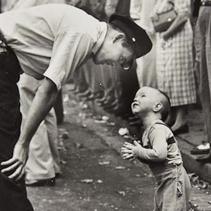 As histórias reais das pessoas que aparecem em 5 famosas fotografias