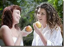Donne che mangiano una mela