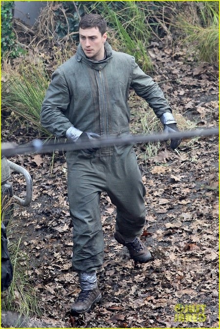 Godzilla Set Photos Reveal First Look at Bryan Cranston and Aaron Taylor-Johnson 04