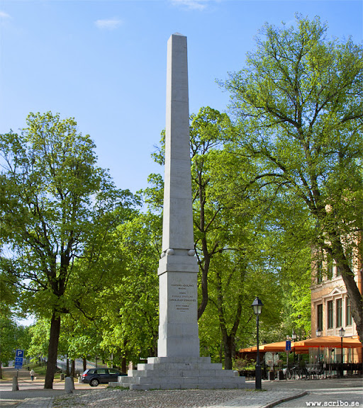 Obelisken i Odinslund och Villa Anna till höger