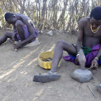 Das Metall wird auf einem Stein bearbeitet. © Foto: Marco Penzel | Outback Africa