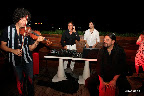 Hernán Nunzi y compañía en el sky bar del hotel, con la vista sobre el microcentro de la ciudad porteña. Gentileza: Hotel Pulitzer.