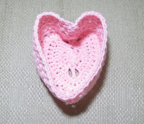 [heart_crochet_candy_bowl3.jpg]