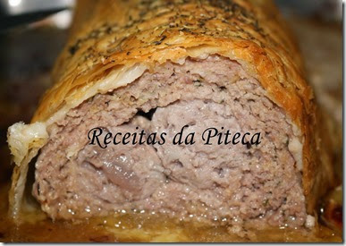 Rolo de carne picada recheado com salsichas frescas-interior