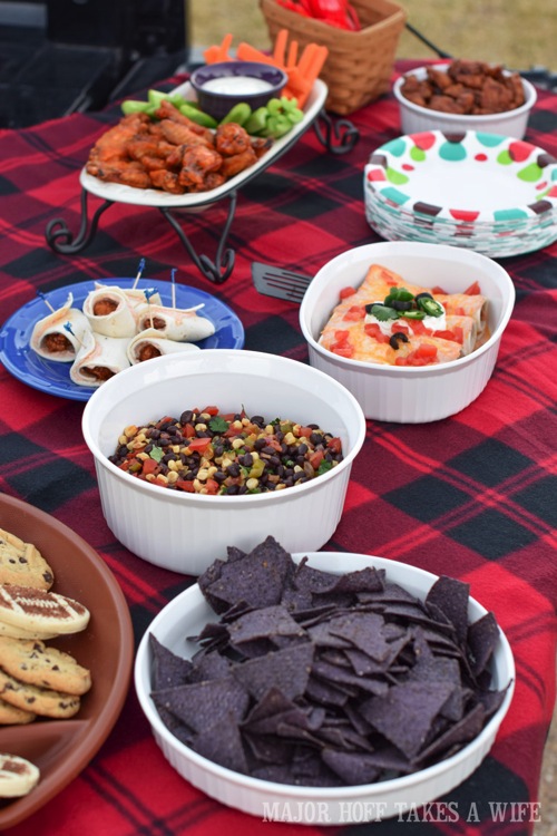 Texas Tailgating! Tex mex recipe ideas for tailgating. Need a quick recipe for your next tailgate? Look no further than already prepared Deli Hot wings by Tyson. Make quick hot wing tortilla roll ups if you are in a hurry, or take the time to make Tex Mex Hot Wing Enchiladas. Great for a last minute dinner too! #GameTimeHero #CollectiveBias #recipe #ad Texas Tailgating Tex mex recipe ideas for tailgating