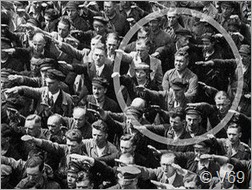 Foto histórica de um homem que se recusou a fazer a saudação nazista cai na internet e faz sucesso nas redes sociais