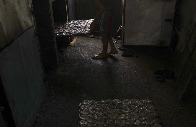 صور مدهشة لمسلخ الثعابين في اندونيسيا Snake-slaughterhouse-1%255B2%255D
