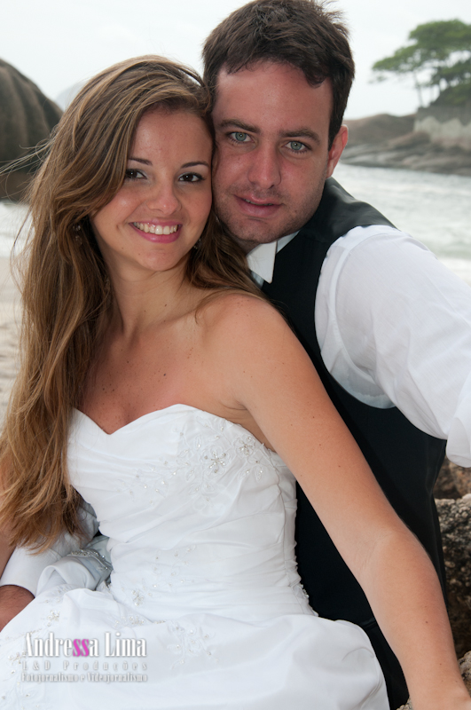 Fotos de Trash the Dress Viviani e Humberto. Foto numero 0029 do estudio L&D Producoes, do Rio de Janeiro, RJ. Andressa Lima e equipe fazem fotos de casamento (fotografias de casamentos), fotos de making-of (making of de noiva), fotos de eventos sociais, fotos de casal (ensaios fotograficos de e-session), videos de casamento (filmagem de casamentos), videos de making-of e videos de eventos sociais. Fotojornalismo e videojornalismo no Rio de Janeiro, RJ. noivos "Rio de Janeiro" viviani e humberto fotos álbum casamento rio janeiro fotografias casal rj foto eventos noiva ensaio fotografico penteado agencia modelos book convite buque noivas