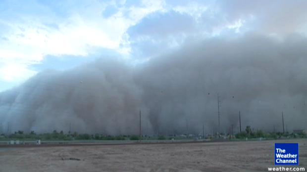 A huge cloud of dust moved through Phoenix Tuesday evening forcing residents to take cover, 5 July 2011. KPNX / weather.com