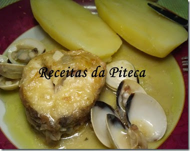 Maruca com amêijoas na frigideira-empratado Maruca com amêijoas na frigideira-empratado