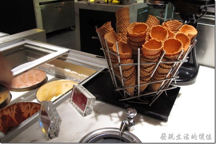 台北-寒舍艾美-探索廚房。冰淇淋有哈根達思與另外一種。