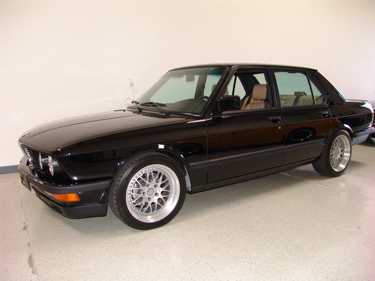 [1988-BMW-M5-Carscoop8%255B2%255D.jpg]