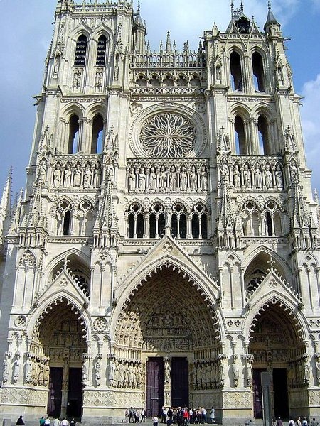 [450px-Cathedral_of_Amiens_front4.jpg]