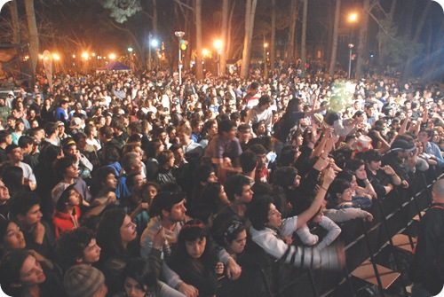 Miles de jóvenes disfrutaron de la fiesta de la primavera en la plaza de San Bernardo