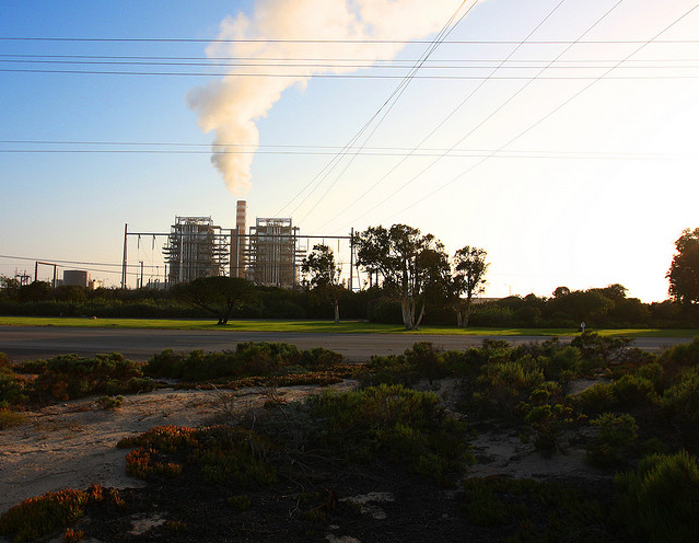 Coal-fired power plant in Oxnard Dunes, Oxnard, California, on 9 May 2009. Rennett Stowe / flickr