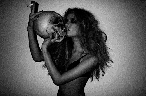 [black-and-white-cigarette-grace-small-kiss-skull-woman-Favim.com-66601%255B8%255D.jpg]