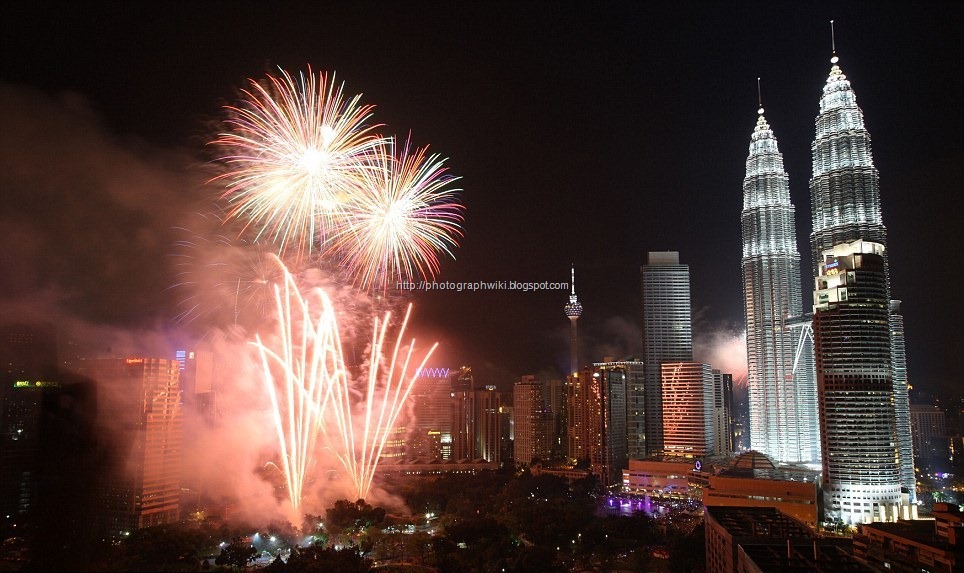 [Fireworks%2520display%2520near%2520the%2520country%2527s%2520landmark%2520Petronas%2520twin%2520towers%2520during%2520the%2520New%2520Year%2520celebrations%2520as%2520the%2520clock%2520strikes%252012%255B10%255D.jpg]