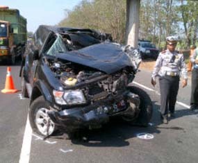 kecelakaan-anggota-dpr-pdip-di-tol-porong-jatim