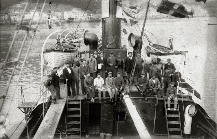 La tripulación del buque y detalle de la popa. Fondo Car. Ricardo Martin. Ca. 1919.jpg