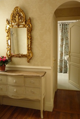 [Fronthalllookingintobathroom7.jpg]