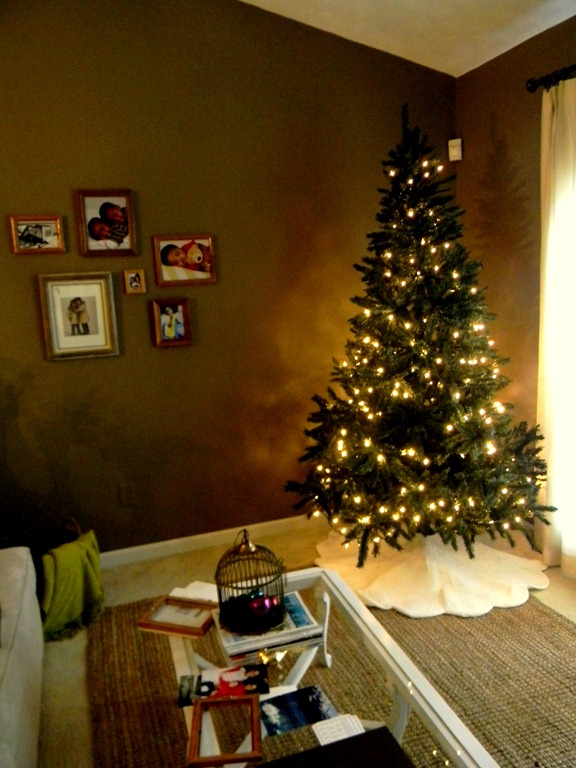 [table%2520and%2520christmas%2520tree2%255B5%255D.jpg]