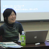 写真４：　メンバーと意見を交換する酒井氏。 / Photo4:  Ms. Sakai made candid  remarks on this project.