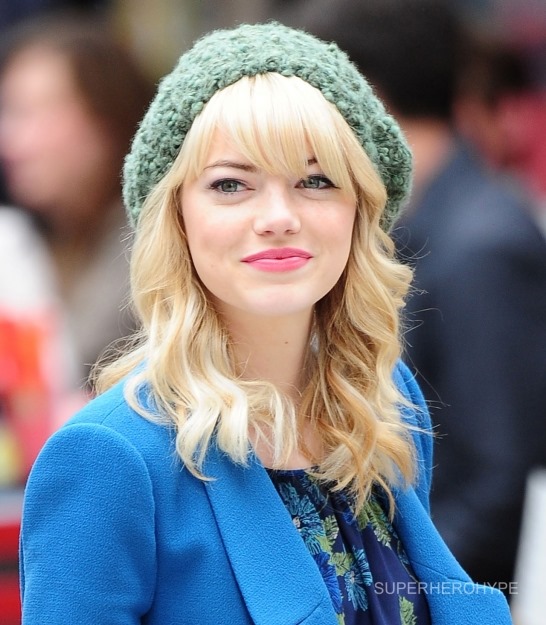 Gwen Stacy Goes on a Dog Walk in The Amazing Spider-Man 2 Set Photos 01
