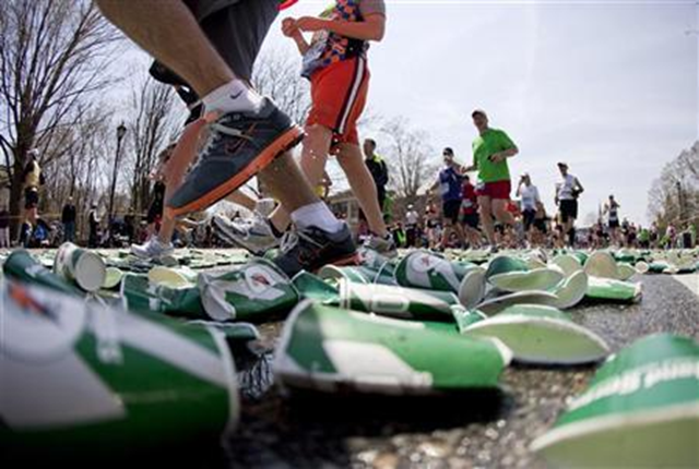 Runners pass the halfway mark in last year's Boston Marathon in Wellesley, Massachusetts, 18 April 2011. Dominick Reuter / Reuters