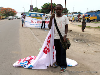 Un enfant porteur d’une banderole le 20/11/2011 à Kinshasa, pendant la période de campagne électorale pour les élections de 2011 en RDC. Radio Okapi/ Ph. John Bompengo