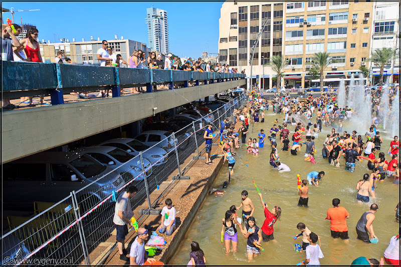 il/Настоящее мочилово в центре Тель Авива (20110701 ta water war 065 6855)