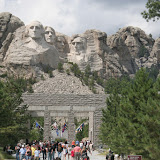 Mount Rushmore met de 4 presidenten. Al zo vaak gezien op plaatjes, en nu zijn we erbij. We lezen wie het voorstellen en waarom juist deze presidenten hier zijn uitgebeeld.