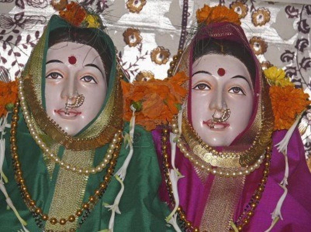 [13752902-idolo-de-la-diosa-gauri-durante-el-festival-de-ganesh-de-pune-maharashtra-india%255B3%255D.jpg]