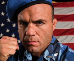 Randy Couture és Scott Adkins öngyilkosokra támadnak Randy Couture és Scott Adkins öngyilkosokra támadnak