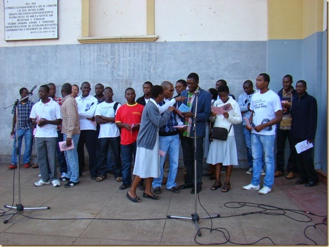 Os noviços/as e aspirantes/as animaram o terço